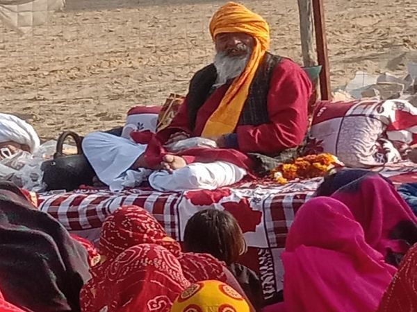 तपस्वी बाबा आश्रम में महिलाओं को प्रवचन देता हुआ।