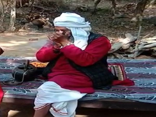 आश्रम में तपस्वी बाबा चिलम पीता हुआ। बताया जाता है कि आश्रम में आने वाली महिला खुद को बाबा को समर्पित नहीं करती थी उसे भांग का नशा देकर वह उनसे दुष्कर्म करता था।
