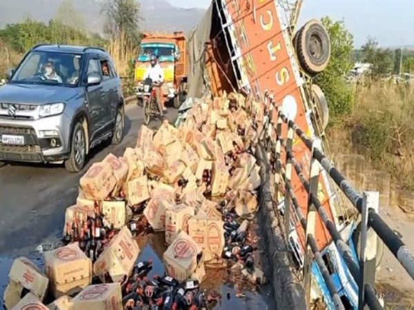 हाईवे पर बिखरी बीयर की बोतलें। - Dainik Bhaskar