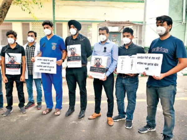 रामदेव के खिलाफ कार्रवाई करने की मांग: बाबा रामदेव की टिप्पणी के खिलाफ एम्स, सफदरजंग समेत कई अस्पतालों में प्रदर्शन 17 रामदेव के खिलाफ कार्रवाई करने की मांग: बाबा रामदेव की टिप्पणी के खिलाफ एम्स, सफदरजंग समेत कई अस्पतालों में प्रदर्शन 17