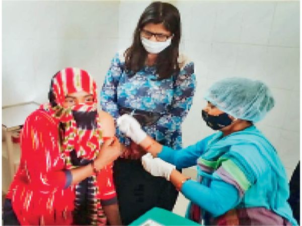 कोरोना अपडेट: 75 दिन बाद कोरोना संक्रमण के 100 से कम मिले पॉजिटिव केस, मगर 8 पेशेंट ने दम तोड़ा 13 गुड़गांव. महिला को कोरोना वेक्सीन लगाती स्वास्थ्य कर्मी। - Dainik Bhaskar