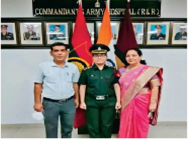 सपनों की उड़ान: गुड़गांव की बेटी महक यादव बनी सेना में कैप्टन, पिता बोले गर्व का पल 17 महक यादव बनी सेना में कैप्टेन, पिता और माता के साथ। - Dainik Bhaskar