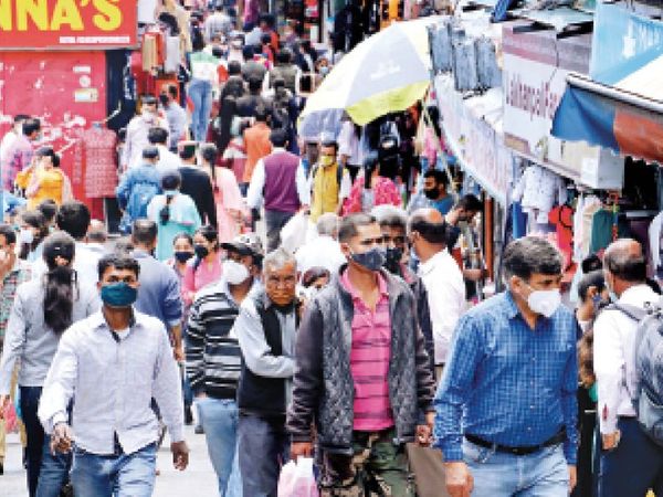 कोरोना संक्रमण के दौरान कर्फ्यू में खरीदारी के लिए दी गई ढील में ऐसी भीड़ बाजार में इकट्ठा हो रही है। - Dainik Bhaskar