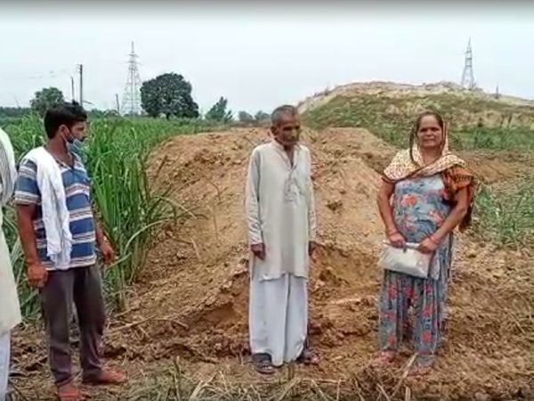 अपने खेत का हाल दिखाते हुए महिला किसान सुशीला।