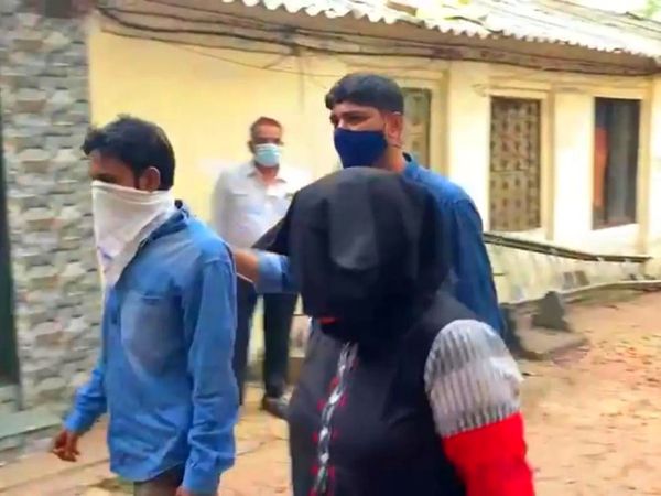 पुलिस को संदेह है कि इस रैकेट के तार देश के कई अन्य राज्यों से जुड़े हो सकते हैं।
