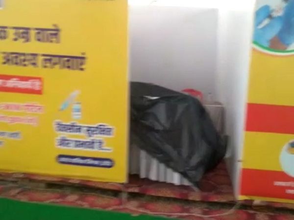 पॉलीथिन की मदद से सामान को बचाने की कोशिश की गई।