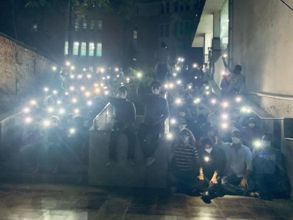 भोपाल के जीएमसी में इस्तीफे के बाद जूनियर डॉक्टर ने कैंडल जलाकर विरोध जताया।