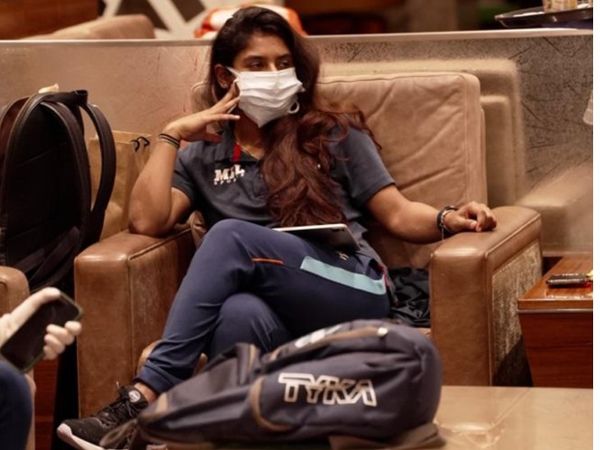 महिला टीम भी इंग्लैंड दौरे के लिए चार्टर्ड प्लेन से पुरुष टीम के साथ ही गई है।