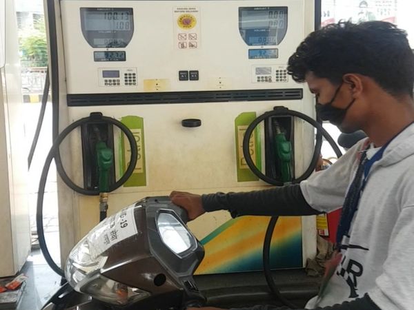 अब लोगों की आम जिंदगी में पेट्रोल वजह से बजट गड़बड़ा गया है।