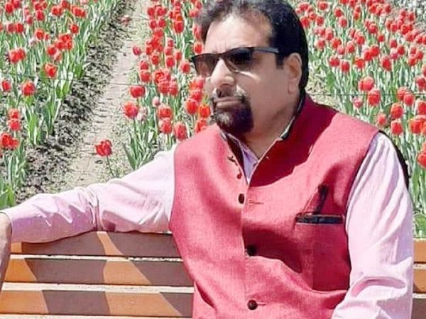 घटना के वक्त राकेश पंडित अपने दोस्त के पास त्राल पायीन जा रहे थे। हमलने में उनकी मौत हो गई है, जबकि उनके दोस्त की बेटी घायल हुई हैं। - Dainik Bhaskar