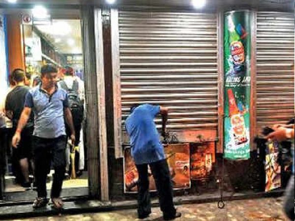 जांच में पता चला कि जहां शराब बिक रही थी, वहीं पर तीन पुलिसकर्मियों की तैनाती थी। इस आधार पर दो हेड कांस्टेबल और एक कांस्टेबल को निलंबित कर दिया गया है। - Dainik Bhaskar