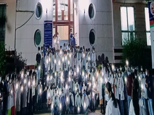 देर रात MGM कॉलेज के बाहर किया कैंडल जलाकर विरोध जताया।