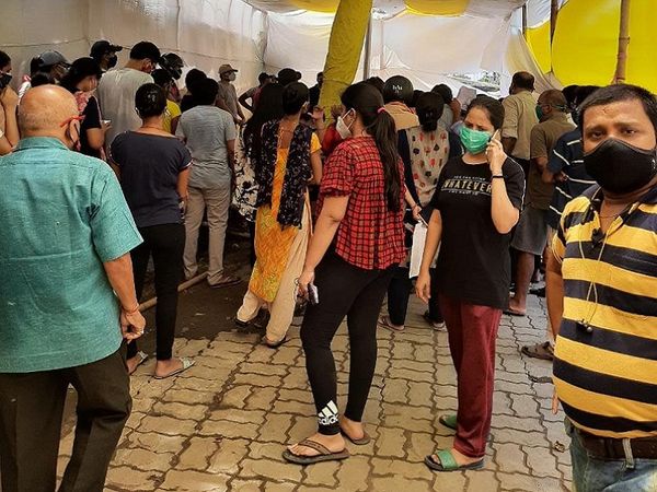 पटना के कंकड़बाग में नगर-निगम कार्यालय में बनाए गए वैक्सीनेशन सेंटर में अव्यवस्था का आलम। - Dainik Bhaskar