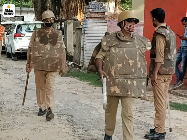 Uttar Pradesh Jaunpur Jail Update; Prisoners set fire to Jaunpur Jail, fire brigade on the spot | साथी कैदी की मौत के बाद बवाल-तोड़फोड, जेल अस्पताल में आग लगाई; पुलिस ने आंसू गैस छोड़े, फायरिंग भी की 6 पुलिस ने जेल को चारों ओर से घेर लिया है।