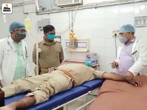 Uttar Pradesh Jaunpur Jail Update; Prisoners set fire to Jaunpur Jail, fire brigade on the spot | साथी कैदी की मौत के बाद बवाल-तोड़फोड, जेल अस्पताल में आग लगाई; पुलिस ने आंसू गैस छोड़े, फायरिंग भी की 3 कैदियों के बवाल में पुलिसकर्मी घायल हो गया। उसे अस्पताल भेजा गया।