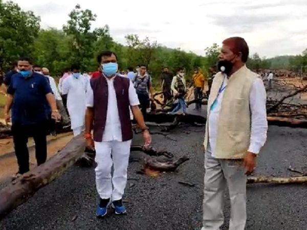 जिस बीजापुर-सुकमा स्टेट हाईवे को खोलने की बात कही जा रही है, वह नक्सलियों के कारण साल 2003-04 के पहले से बंद है। अब इस पर निर्माण कार्य शुरू हुआ था, लेकिन ग्रामीणों के आंदोलन के चलते इसे फिर बंद करना पड़ा है।