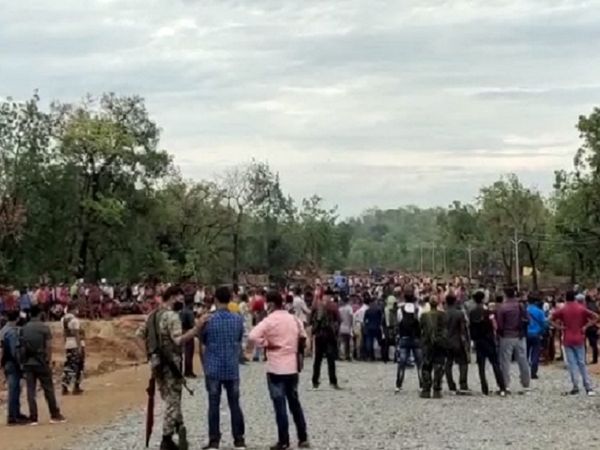 सिलगेर गोलीकांड मामले में स्थानीय ग्रामीण और मृतकों के परिजनों की ओर से CRPF और पुलिस जवानों के खिलाफ एक शिकायत जगरगुंडा थाने में दर्ज करवाई गई है।