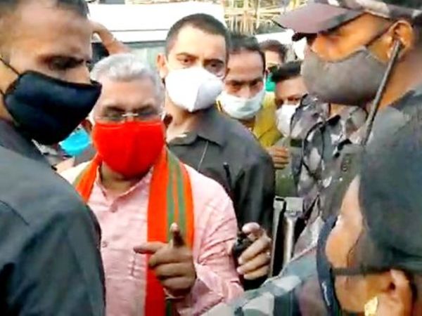 पश्चिम बंगाल के भाजपा अध्यक्ष दिलीप घोष पार्टी पदाधिकारियों के साथ बैठक करने आए थे, लेकिन भाजपा समर्थक और कार्यकर्ताओं ने उन्हें घेर लिया। - Dainik Bhaskar