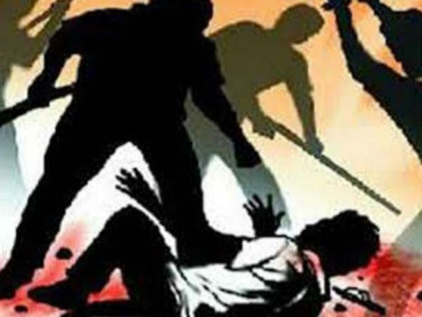 दोनों पक्षों ने एक-दूसरे पर घर में घुसकर लूटपाट का भी आरोप लगाया है। - Dainik Bhaskar