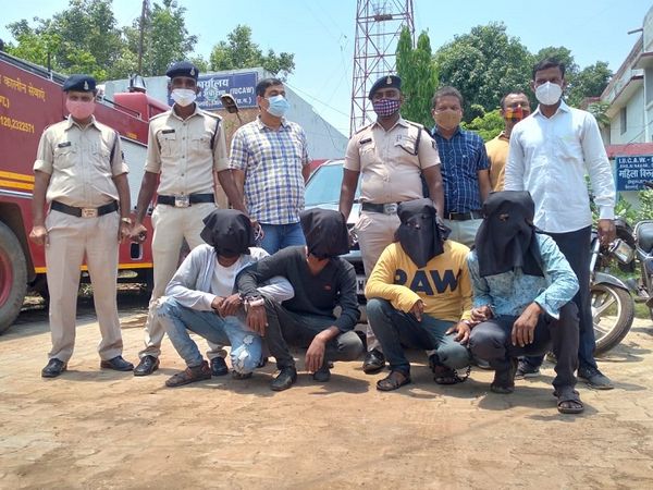 दुर्ग पुलिस ने लूट का खुलासा कर दिया है। इस वारदात में शामिल सभी चारों आरोपी गिरफ्तार कर लिए गए हैं। - Dainik Bhaskar