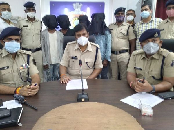 चारोदा में 2 जून की रात को हुई लूट का खुलासा पुलिस ने कर दिया है। इस वारदात में शामिल सभी आरोपियों को गिरफ्तार कर लिया गया है।