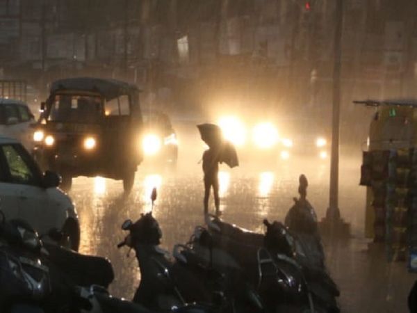 अब तक गर्मी झेल रहे रायपुर शहर में छाते भी निकल आए।