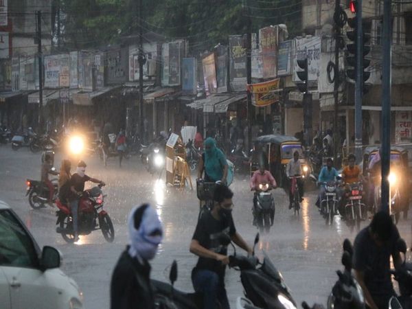 बारिश के बाद शहर की सड़कें कुछ यूं दिखीं ।