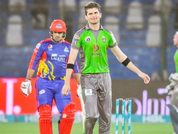 PSL के एक मैच के दौरान लाहौर कलंदर्स के तेज गेंदबाज शाहीन अफरीदी। - Dainik Bhaskar