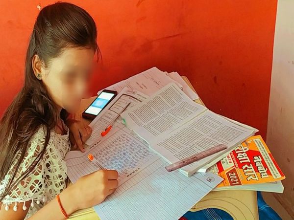 रायपुर के रायपुरा इलाके की एक स्टूडेंट। - Dainik Bhaskar
