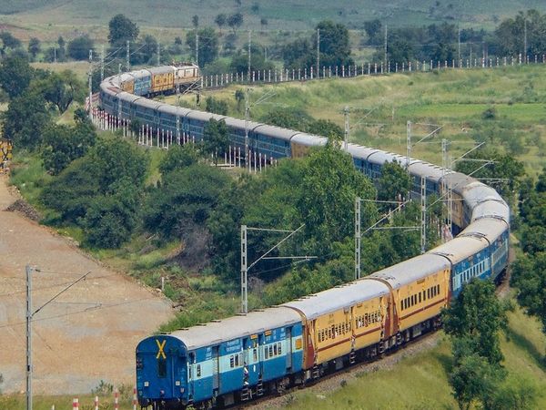 भारत में 2014 के बाद से रेल विद्युतीकरण लगभग 10 गुना बढ़ गया है। यह पर्यावरण के अनुकूल है। -फाइल फोटो - Dainik Bhaskar