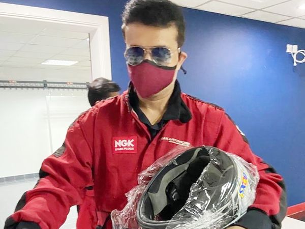 गांगुली ने अपने सोशल मीडिया अकाउंट पर ये तस्वीर शेयर की थी। बाद में उन्होंने डिलीट कर दिया। इस फोटो में गांगुली रेसिंग के लिए तैयार होते हुए दिख रहे हैं। - Dainik Bhaskar