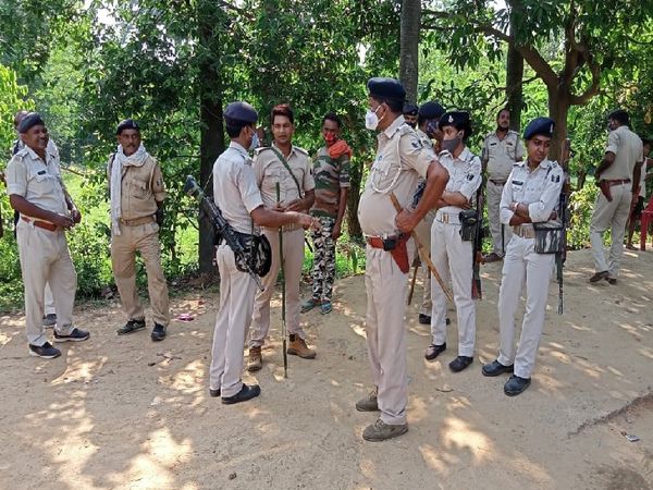 घटनास्थल पर मौजूद पुलिस। - Dainik Bhaskar