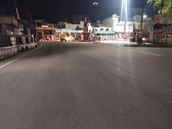 तस्वीर जशपुर शहर के महराजा चौक की है। जहां लॉकडाउन के दौरान सन्नाटा पसरा रहा। जिले में अब भी शाम 6 बजे से अगले दिन सुबह 6 बजे तक नाइट कर्फ्यू जारी रहेगा। - Dainik Bhaskar
