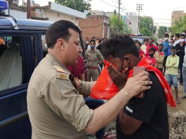 मेरठ में दो पक्षों के बीच जमकर हुई मारपीट। - Dainik Bhaskar
