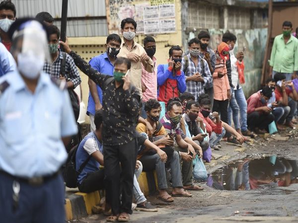 बस स्टैंड पर लोग सोशल डिस्टेंसिंग के नियम तोड़ते हुए नजर आए।