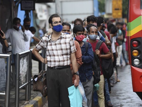 सोमवार सुबह से ही बेस्ट की बसों में सफर करने के लिए लंबी कतारें देखने को मिल रही हैं।