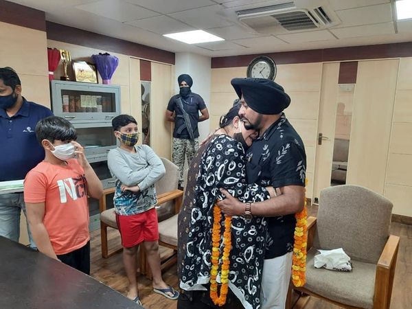 पति लैहंबर हुसैनपुरी के गले लगकर रोती पत्नी। - Dainik Bhaskar