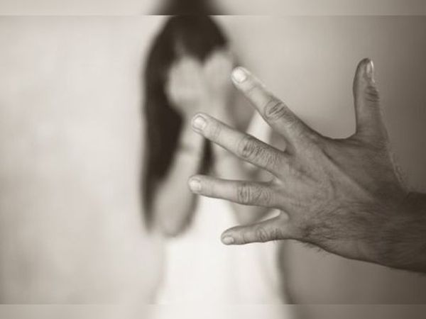 दुष्कर्म का प्रयास: देवर ने दुष्कर्म का प्रयास किया, ससुर ने भी विवाहिता को गर्म चिमटे से दागा