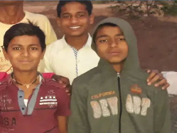 इस दुर्घटना में तीन भाइयों की मौत हुई है। जिसमें से दो सगे भाई शामिल हैं।