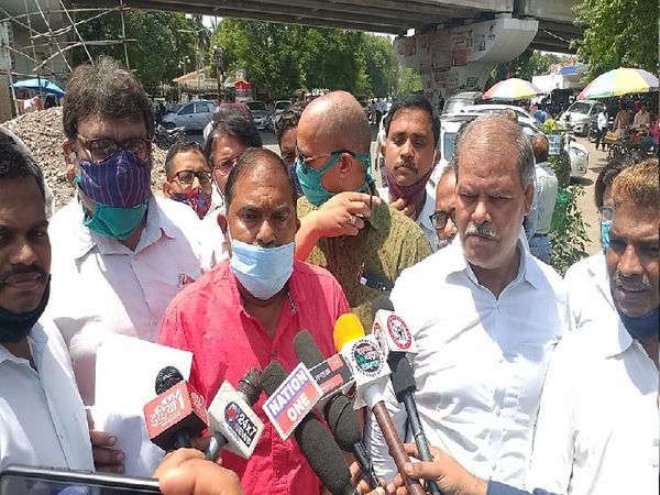 इलाहाबाद हाईकोर्ट में आनलाइन सुनवाई का विरोध और मुखर होता जा रहा है। तीसरे दिन भी अधिवक्ताओं ने हाईकोर्ट के बाहर प्रदर्शन किया और हाईकोर्ट बार एसोसिएशन के अध्यक्ष को ज्ञापन सौंपा। - Dainik Bhaskar