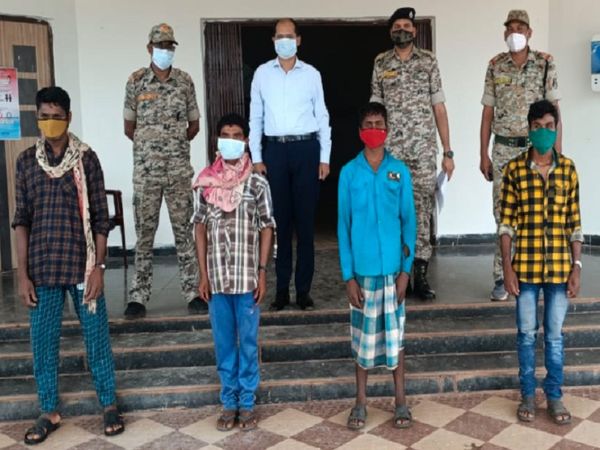 चार नक्सलियों ने सोमवार को पुलिस के सामने सरेंडर किया तब पूरे मामला का खुलासा हुआ है।