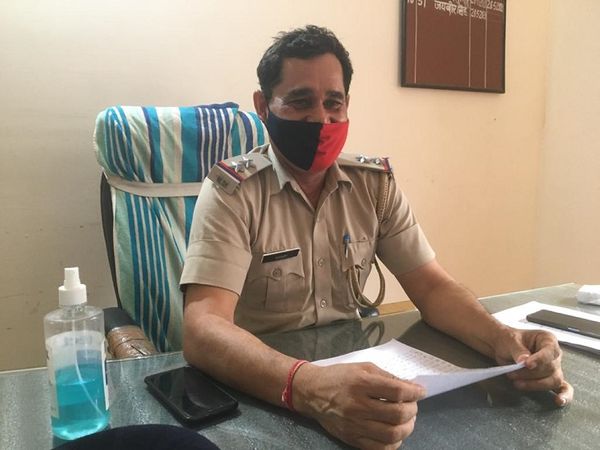 सेक्टर 11-12 पुलिस चौकी प्रभारी जयवीर।
