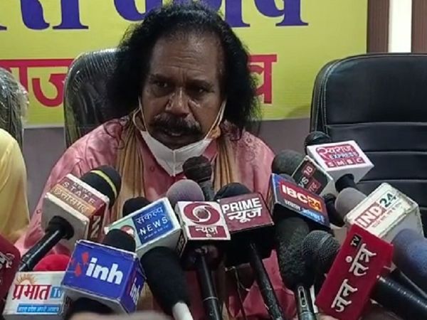 नंद कमार साय राजनांदगांव में सिलगेर की घटना को लेकर पत्रकारों से चर्चा कर रहे थे। - Dainik Bhaskar