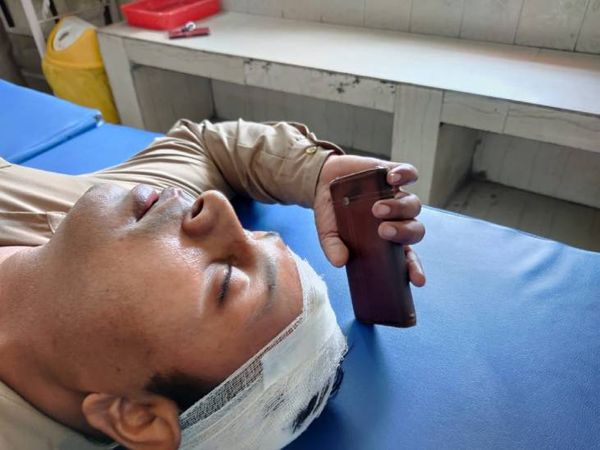 घायल पुलिसकर्मियों को अस्पताल में भर्ती करवाया गया है।