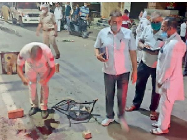 पटेल नगर में युवक पर चाकू से हमले की सूचना पर पहुंची पुलिस जांच करती हुई। - Dainik Bhaskar