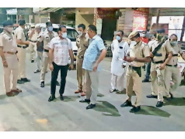 हत्या के बाद जांच करने वारदात स्थल पर पहुंचे DIG बलवान सिंह राणा मौजूद पुलिस अधिकारियों से जानकारी लेते हुए।