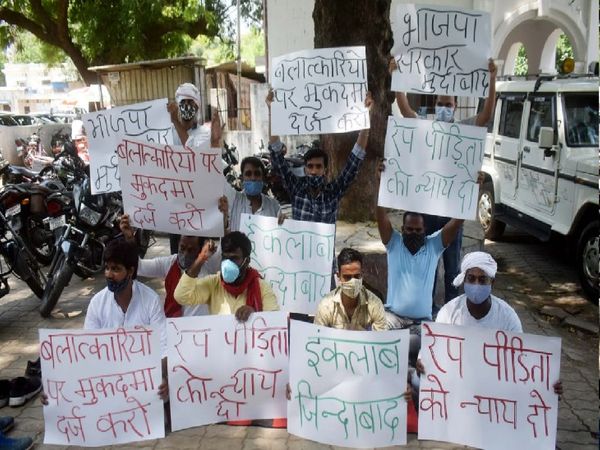 डॉक्टरों के खिलाफ एफआईआर दर्ज करने की मांग को लेकर प्रदर्शन करते सपा कार्यकर्ता।