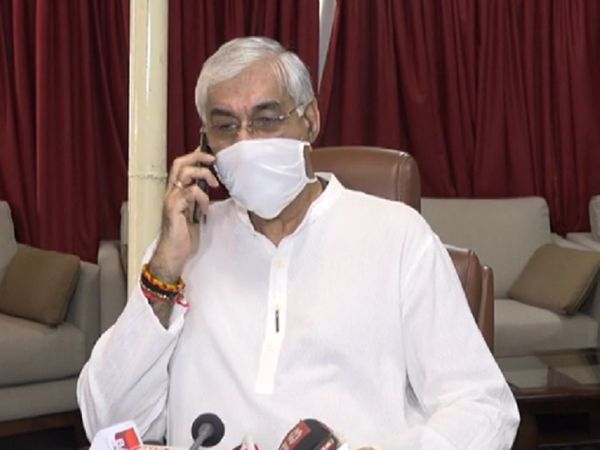 सोमवार को मीडिया से मुखातिब हुए सिंहदेव ने टीकाकरण को लेकर बात की। - Dainik Bhaskar