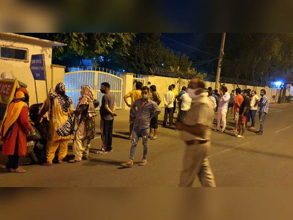 पुलिस अधीक्षक की कोठी पर पहुंचे मृतक कामेश के परिजन और अन्य लोग।