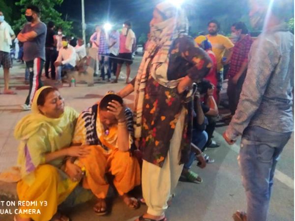 रोहतक में युवक की हत्या के बाद सड़क पर बैठ विलाप करती परिवार की महिलाएं। - Dainik Bhaskar